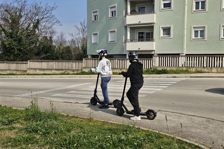 Slika /2026/romobili ispravno.jpg